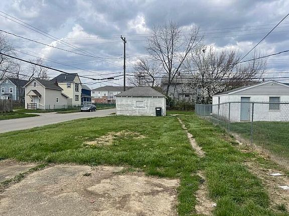 2nd image of 752 Siebert St #752