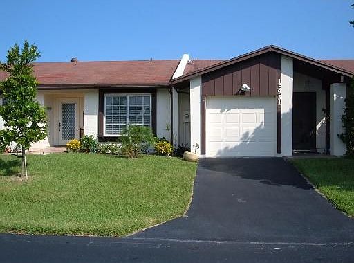 1st image of 15931 Laurel Oak Cir