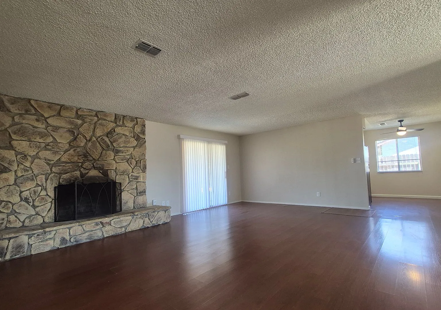 Spacious Single Story 3BD 2BA Home, 2-Car Garage, Huge Backyard, Washer/Dryer Hook-Ups — Photo 3