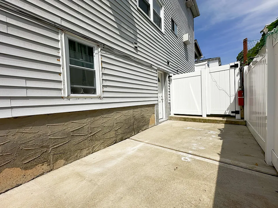 425 Travis Ave #1F