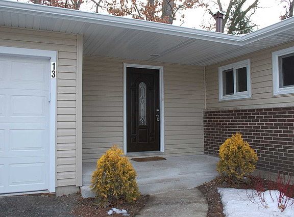 3rd image of 13 Hilltop Dr