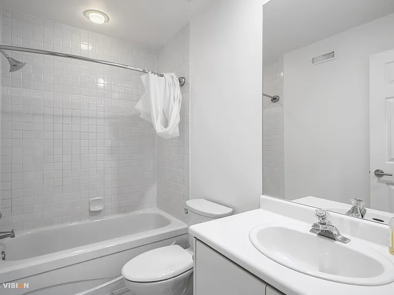 816 Anderson Cres — Photo 2