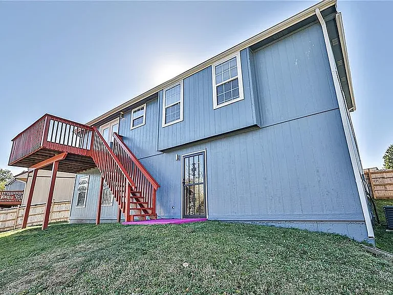 4010 E 16th Ct — Photo 3