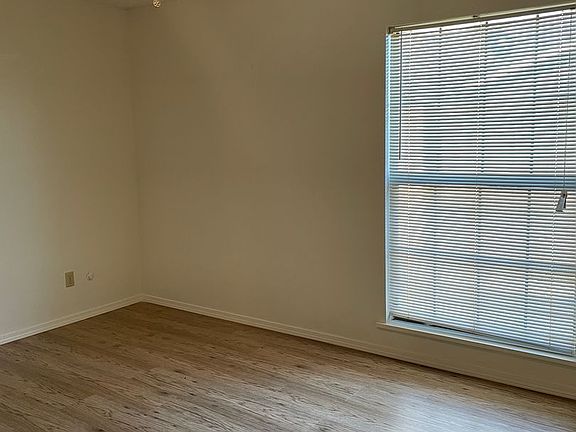 4th image of 2402B N Grand Blvd #559