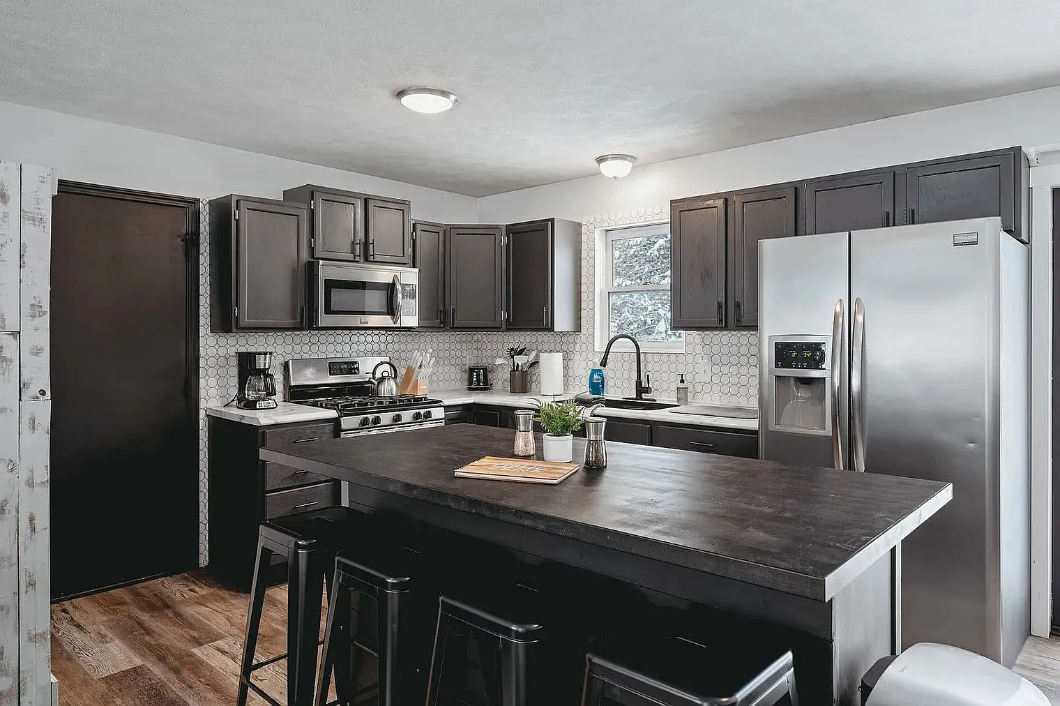 5 bed, 2320 sqft, $3,000 — Photo 3