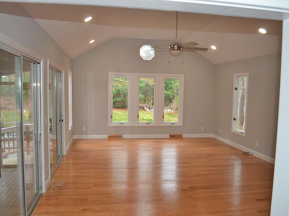 3rd image of 12 White Oak Dr