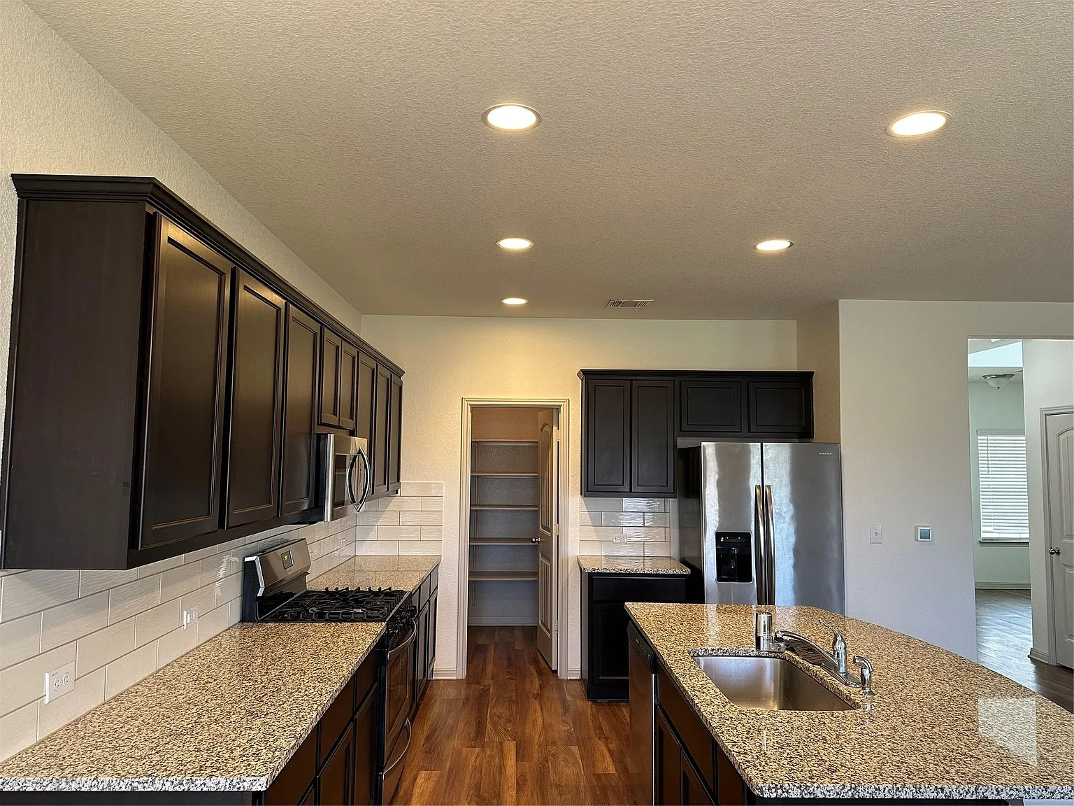 4 bed, 2.5 bath, 2422 sqft, $2,275 — Photo 2