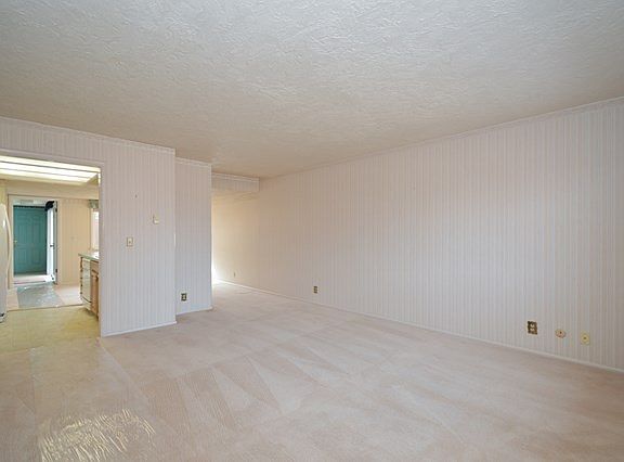 2nd image of 883 Linden Pl