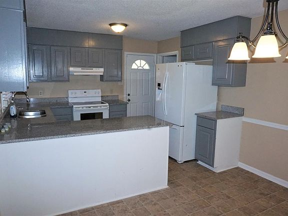 3rd image of 5 Planters Ct