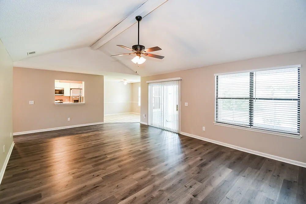3 bed, 2.0 bath, 1468 sqft, $2,230 — Photo 4