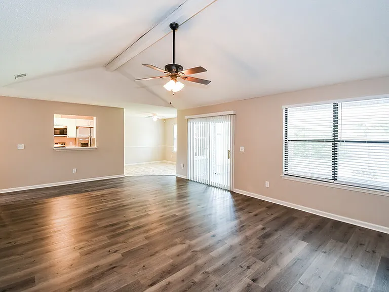 3303 Hampstead Dr — Photo 4