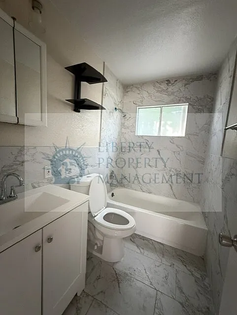 3 bed, 1032 sqft, $1,995 — Photo 2