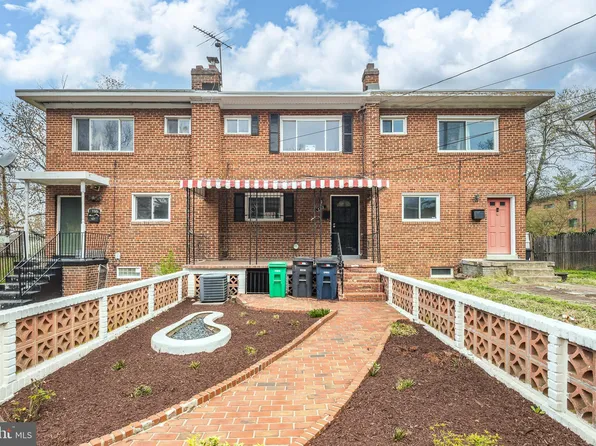 702 Neptune Ave, Oxon Hill, MD 20745