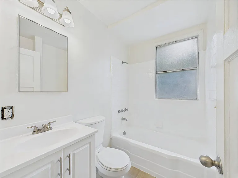 Banner Circle Apartments — Photo 11