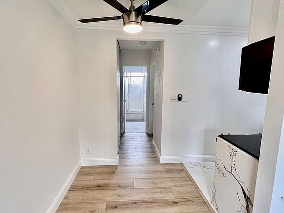 5th image of 14024 Oxnard St #38