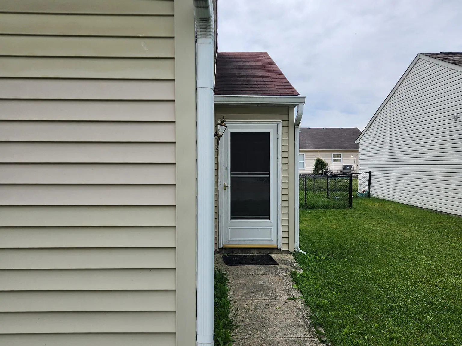 3 bed, 1250 sqft, $1,700 — Photo 2