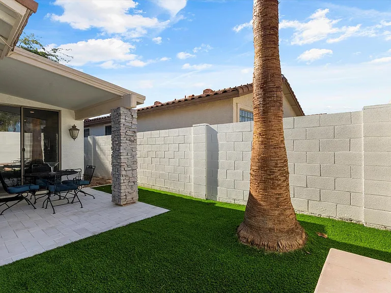 1084 E Susan Ln — Photo 22