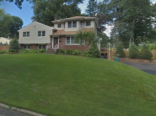 243 Knoll Dr, Park Ridge, NJ 07656