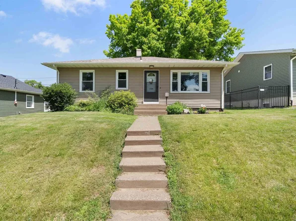 2524 Bellevue Ave, Bettendorf, IA 52722