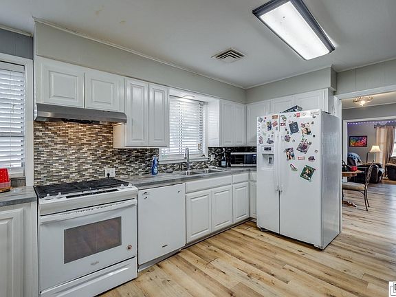 3rd image of 305 Parkwood Dr