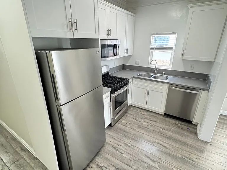 244 S Alexandria Ave — Photo 8