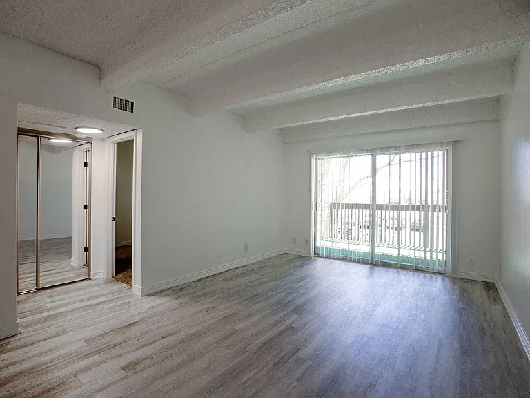 Los Altos Towers — Photo 17