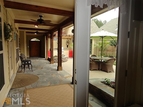 2nd image of 40 Beacon Crst