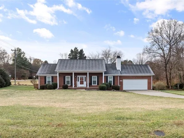 5700 Spice Meadow Ln, Winston Salem, NC 27106