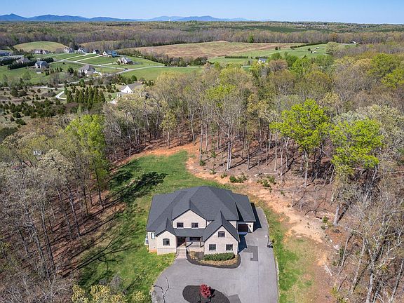 4th image of 680 Summerdale Ln