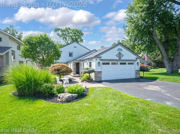 8931 Edgewood Park Dr, Commerce Township, MI 48382