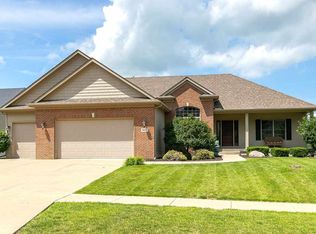 901 Wild West Dr, Le Claire, IA 52753