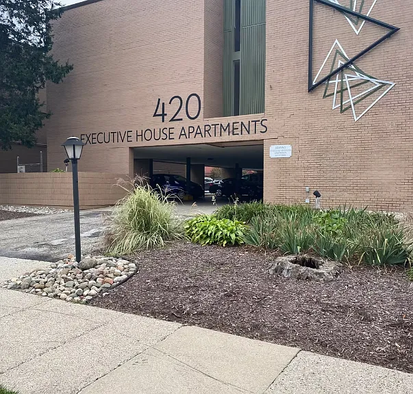 Executive House Apartments — Photo 8