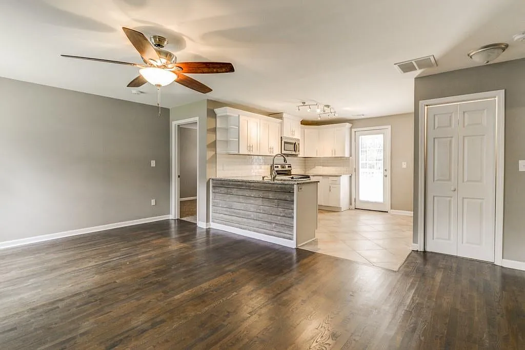 3 bed, 1334 sqft, $2,350 — Photo 2