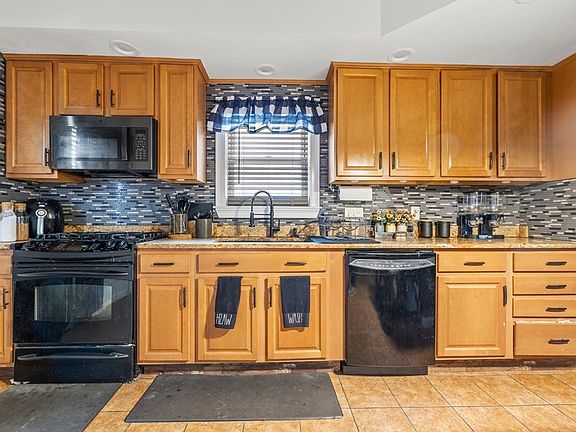 4th image of 928 Middle St