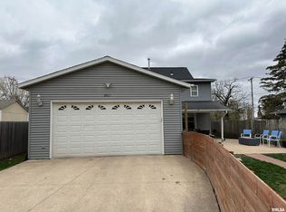 2617 N 4th St, Clinton, IA 52732