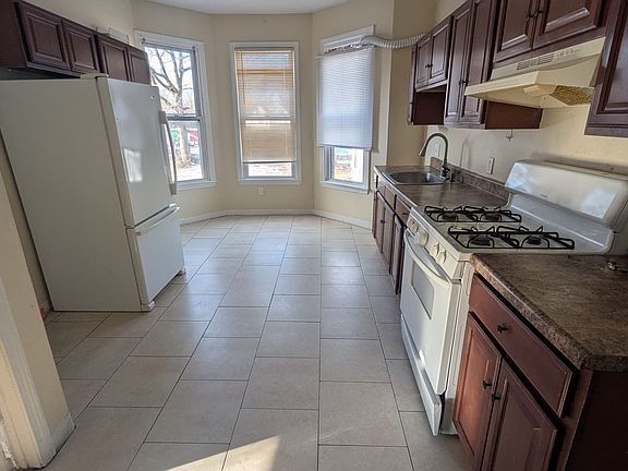 3rd image of 138 Hallock Ave #2RR