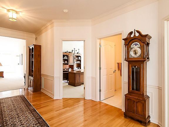 4th image of 323 Lexington Cir