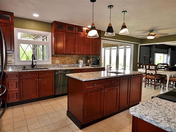 4th image of 36 Pembroke Dr