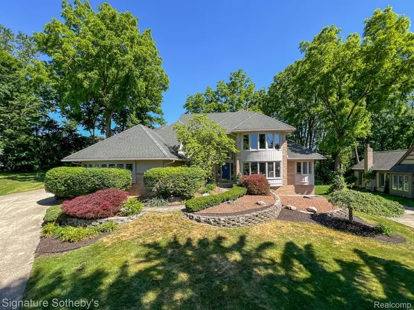 28011 Copper Creek Ln, Farmington Hills, MI 48331
