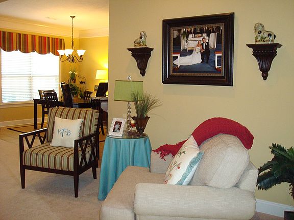 Living rm open to brkfst rm