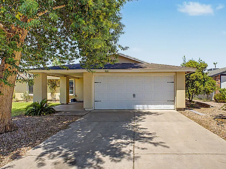 2104 N Comanche Dr — Photo 3