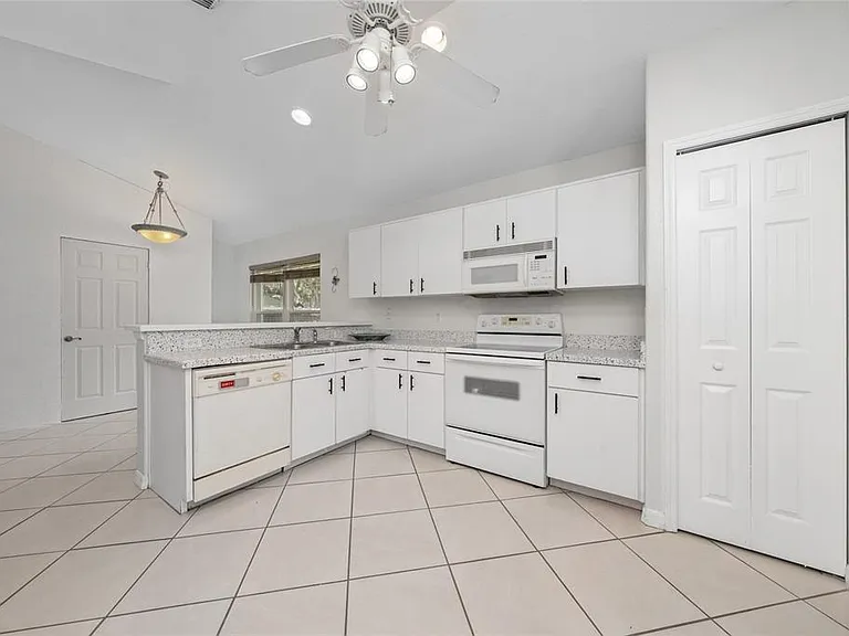 154 Bayhead St — Photo 11