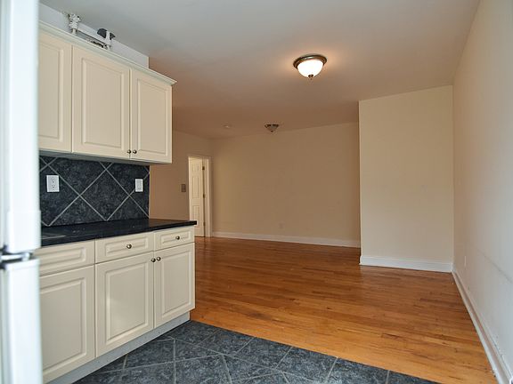 5th image of 242 Bradhurst Ave APT 32