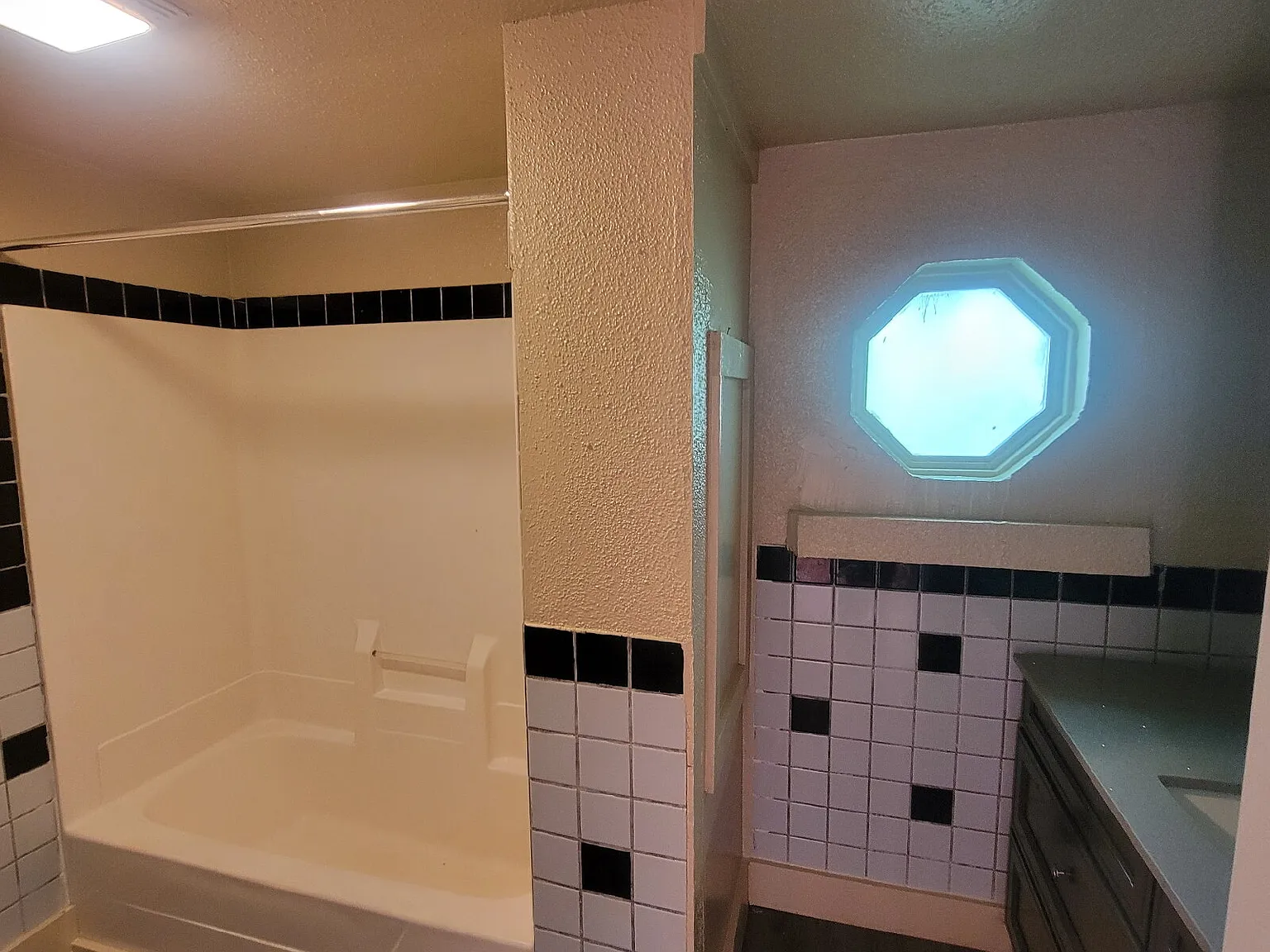 3 bed, 1.0 bath, $1,075 — Photo 4