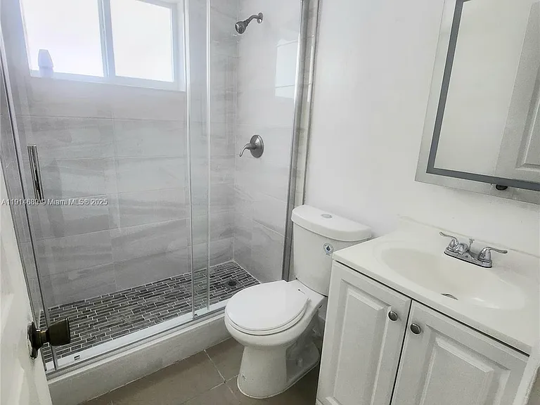 2400 NW 10th Ave #4 — Photo 3