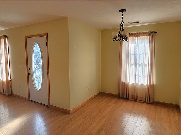 5th image of 126 Columbus Dr