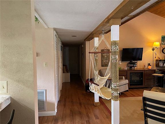4th image of 3567 Camelot Dr