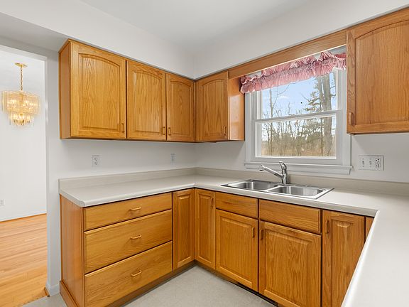 4th image of 133 Buckley Ln