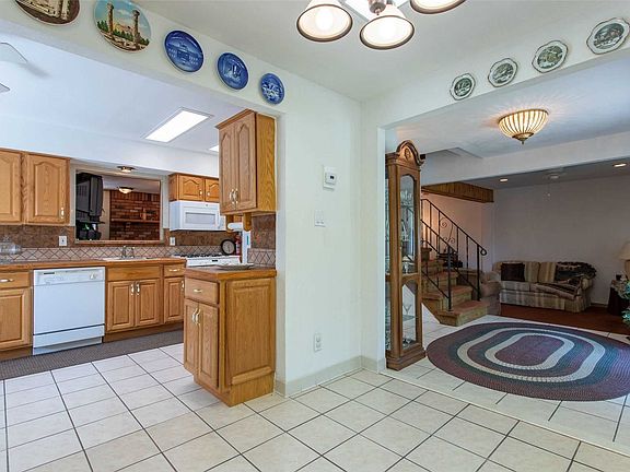 4th image of 22 Malone Ave