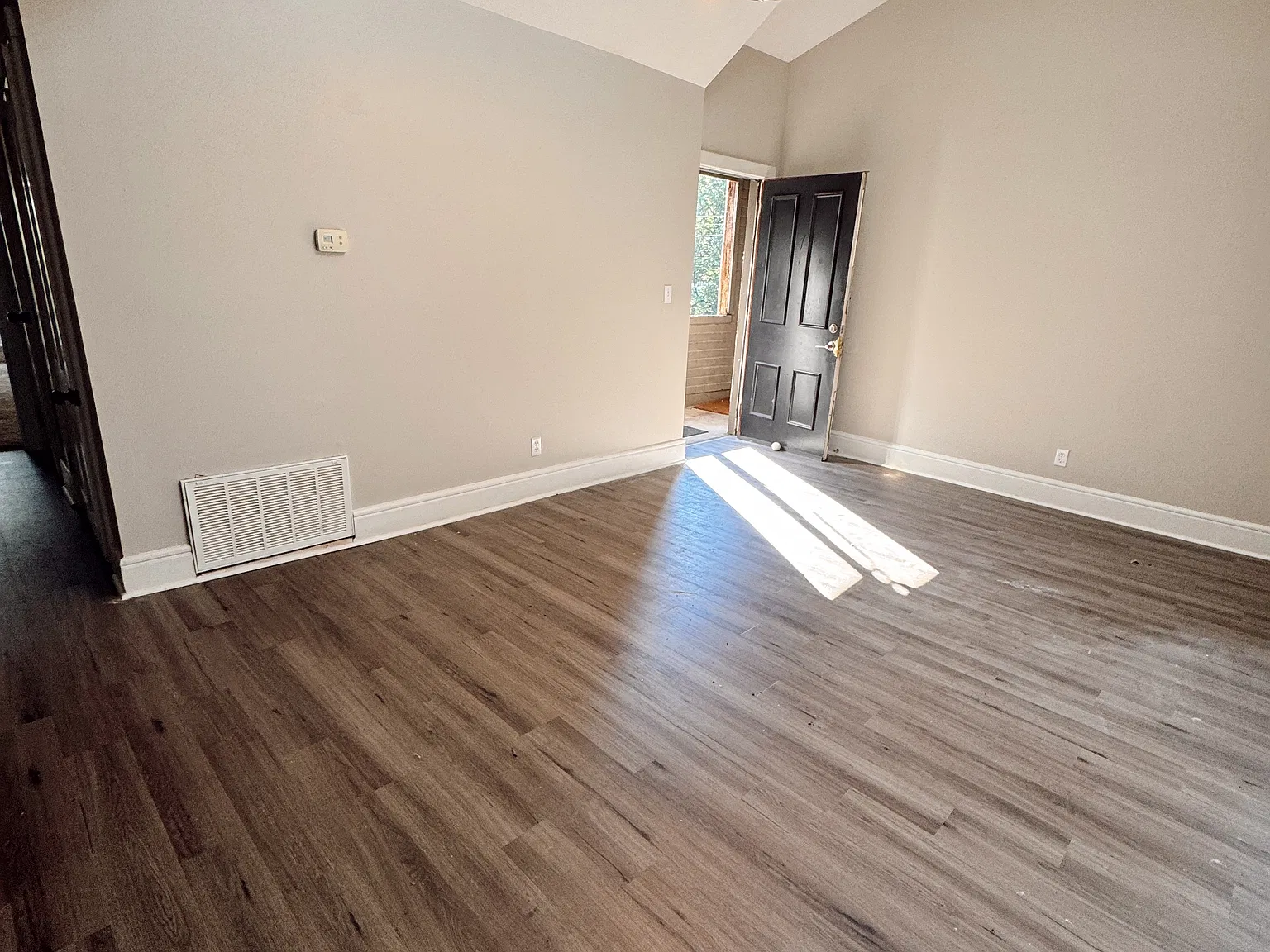 3 bed, 1200 sqft, $1,300 — Photo 2